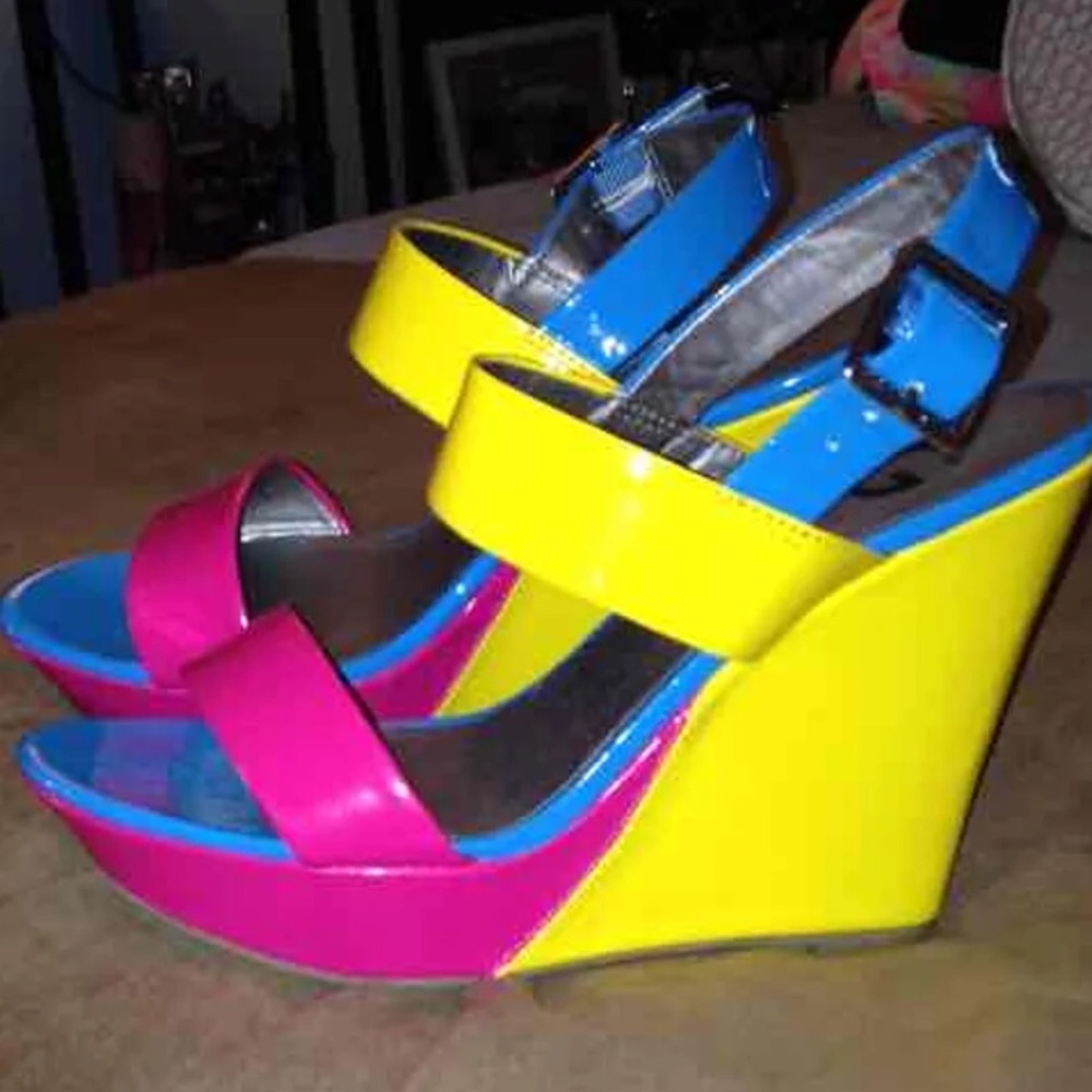 G BY GUESS MULTI COLOR SANDALS 8 1/2